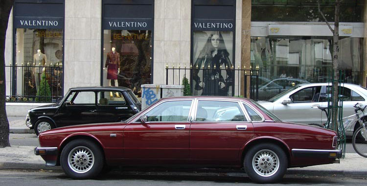 Jaguar XJ40 Sovereign also in Paris.